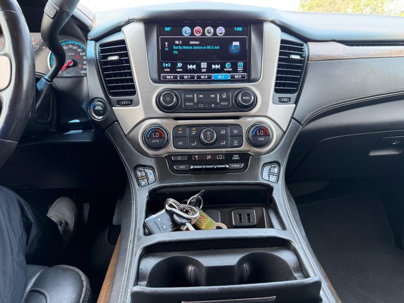 GMC Yukon Vehicle Full-screen Gallery Image 14