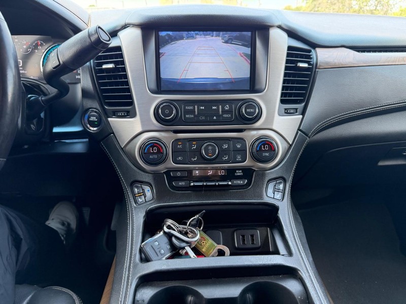 GMC Yukon Vehicle Full-screen Gallery Image 15