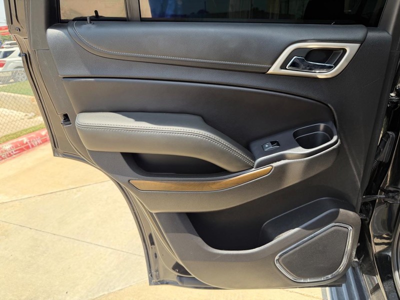 GMC Yukon Vehicle Full-screen Gallery Image 16