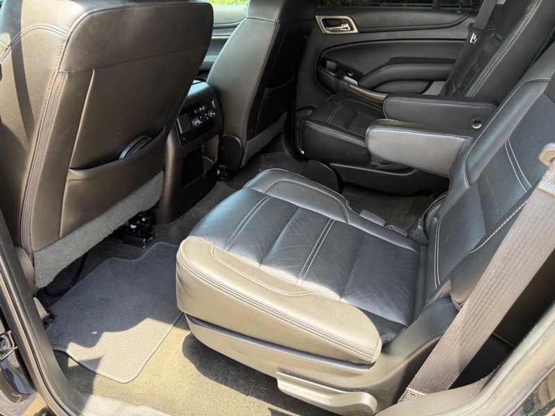 GMC Yukon Vehicle Full-screen Gallery Image 17