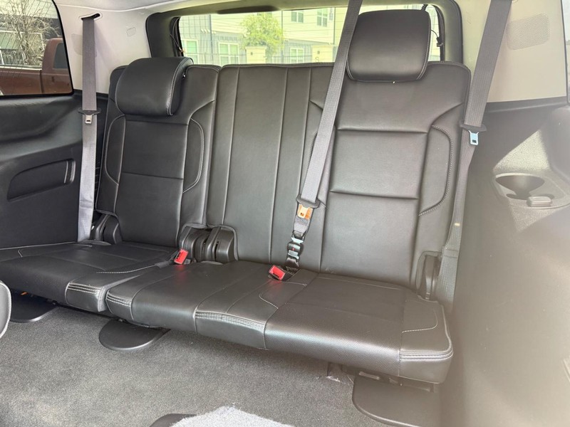GMC Yukon Vehicle Full-screen Gallery Image 19