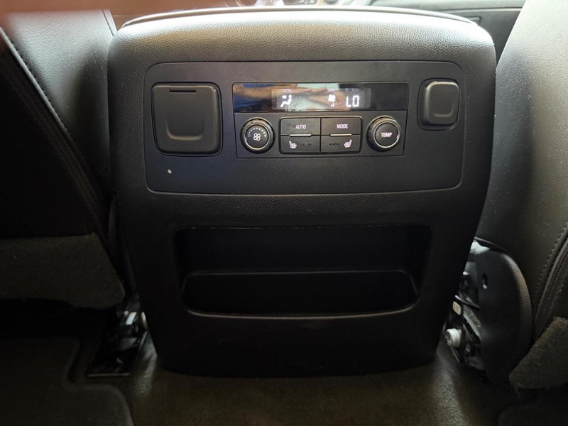 GMC Yukon Vehicle Full-screen Gallery Image 20
