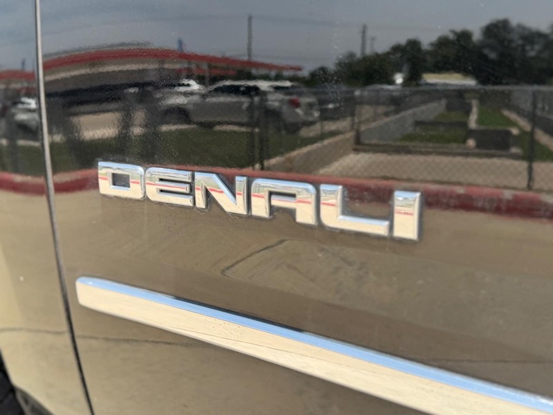 GMC Yukon Vehicle Full-screen Gallery Image 23