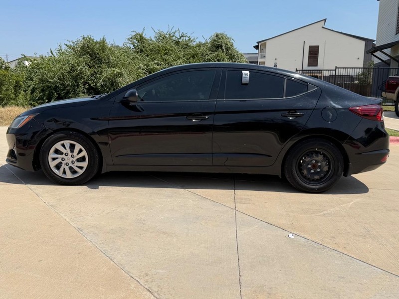 Hyundai Elantra Vehicle Full-screen Gallery Image 03