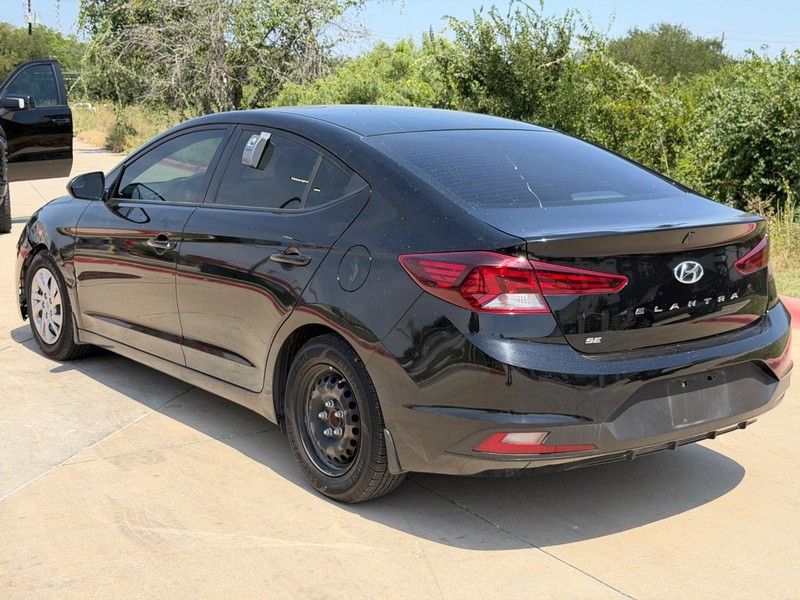 Hyundai Elantra Vehicle Full-screen Gallery Image 04