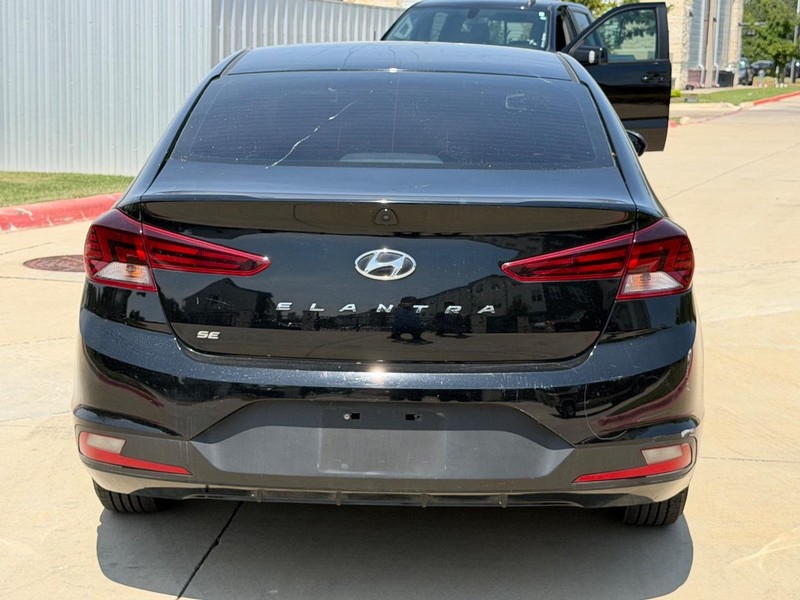 Hyundai Elantra Vehicle Full-screen Gallery Image 05
