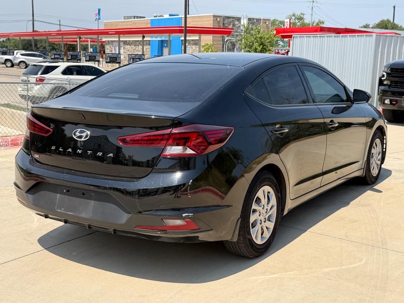 Hyundai Elantra Vehicle Full-screen Gallery Image 06