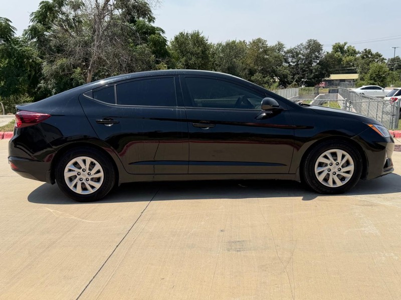 Hyundai Elantra Vehicle Full-screen Gallery Image 07