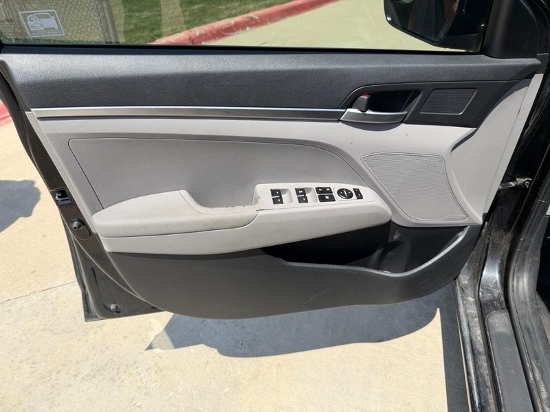 Hyundai Elantra Vehicle Full-screen Gallery Image 10