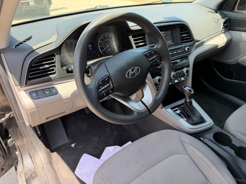Hyundai Elantra Vehicle Full-screen Gallery Image 11