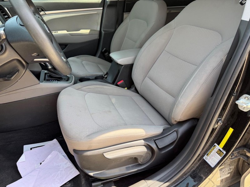 Hyundai Elantra Vehicle Full-screen Gallery Image 12