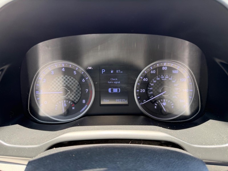 Hyundai Elantra Vehicle Full-screen Gallery Image 13