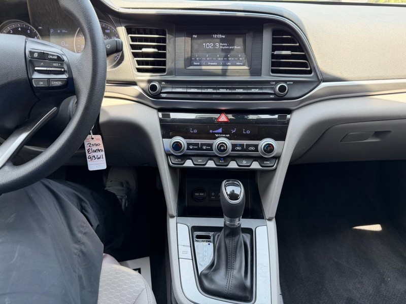 Hyundai Elantra Vehicle Full-screen Gallery Image 15