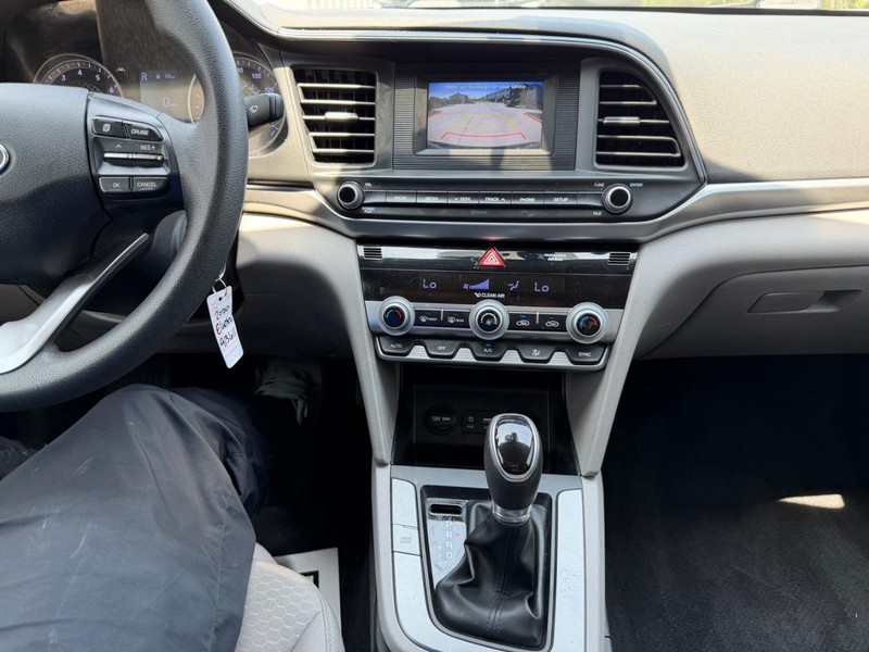 Hyundai Elantra Vehicle Full-screen Gallery Image 16