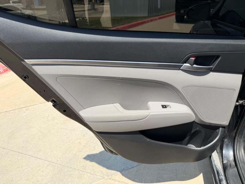 Hyundai Elantra Vehicle Full-screen Gallery Image 17
