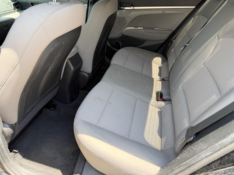 Hyundai Elantra Vehicle Full-screen Gallery Image 18