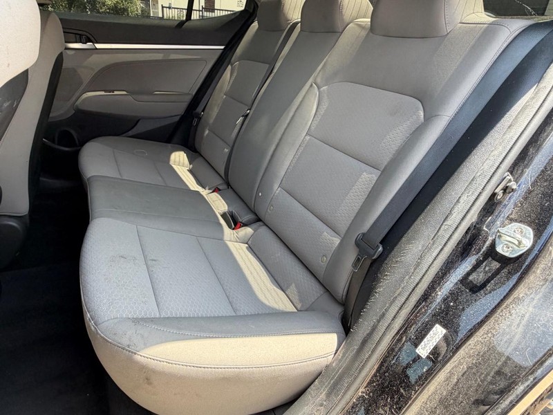 Hyundai Elantra Vehicle Full-screen Gallery Image 19