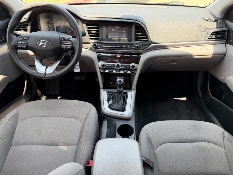 Hyundai Elantra Vehicle Full-screen Gallery Image 20