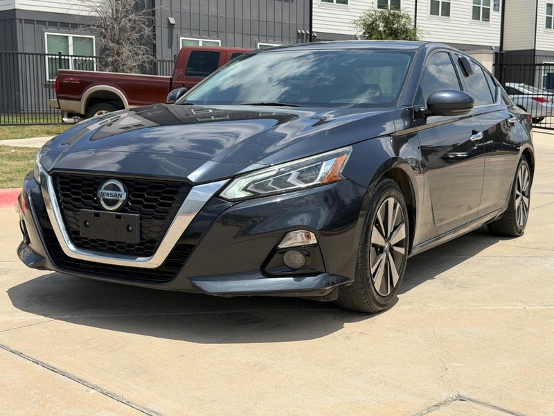 Nissan Altima Vehicle Full-screen Gallery Image 02