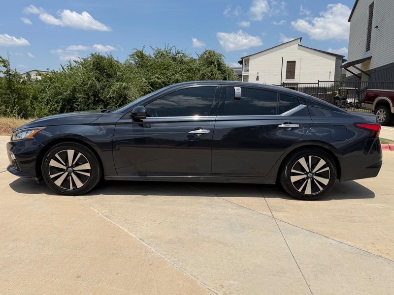 Nissan Altima Vehicle Full-screen Gallery Image 03