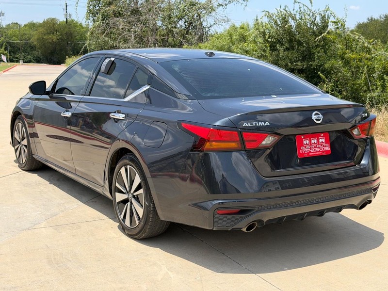 Nissan Altima Vehicle Full-screen Gallery Image 04