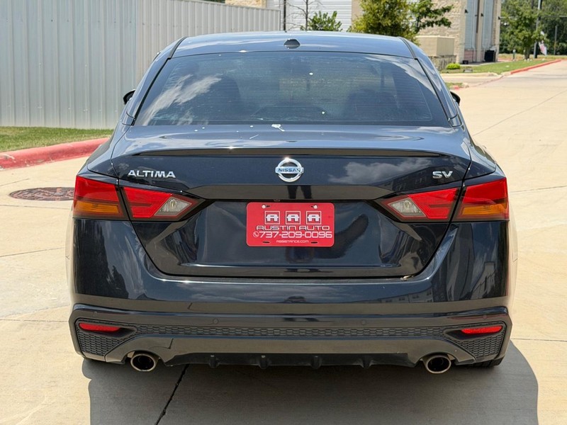Nissan Altima Vehicle Full-screen Gallery Image 05