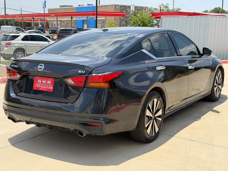 Nissan Altima Vehicle Full-screen Gallery Image 06