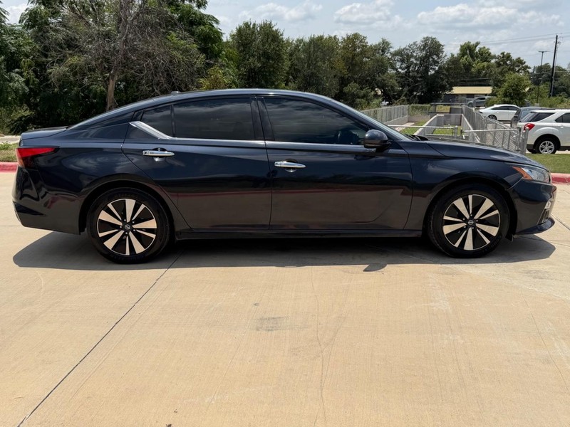 Nissan Altima Vehicle Full-screen Gallery Image 07
