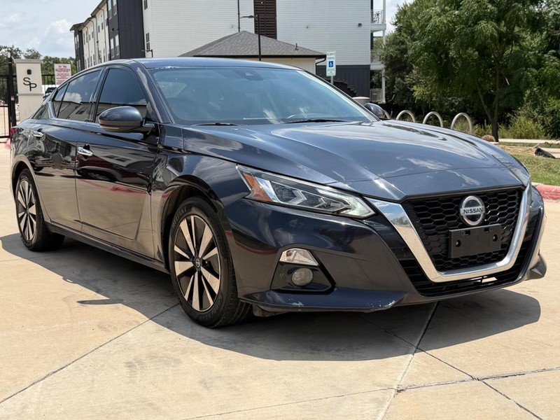 Nissan Altima Vehicle Full-screen Gallery Image 08
