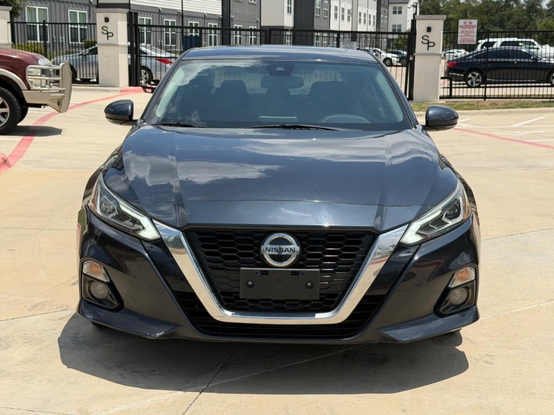 Nissan Altima Vehicle Full-screen Gallery Image 09