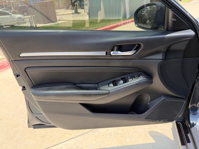 Nissan Altima Vehicle Full-screen Gallery Image 10