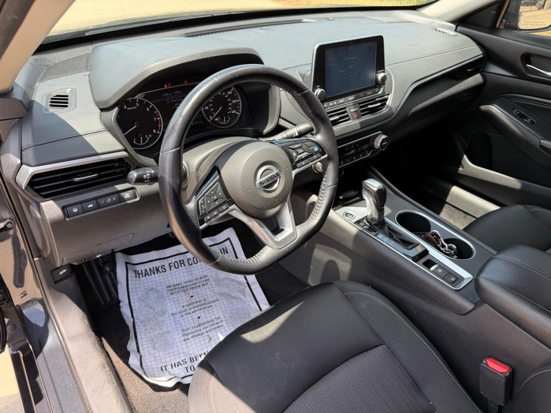 Nissan Altima Vehicle Full-screen Gallery Image 11