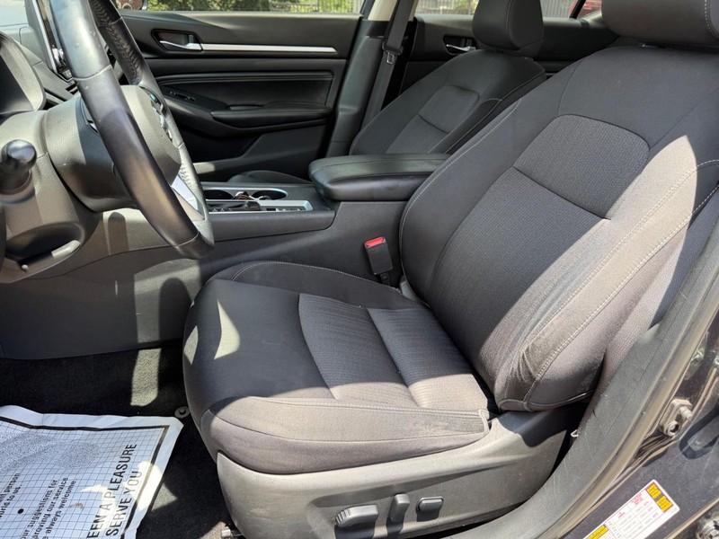 Nissan Altima Vehicle Full-screen Gallery Image 12