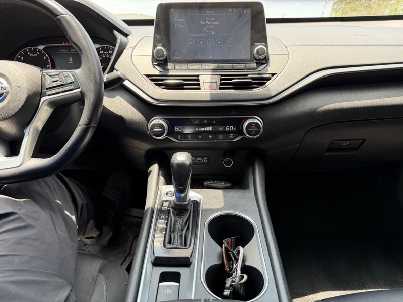 Nissan Altima Vehicle Full-screen Gallery Image 14
