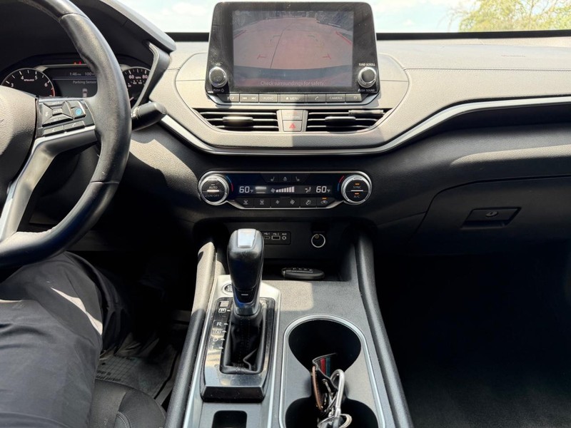 Nissan Altima Vehicle Full-screen Gallery Image 15