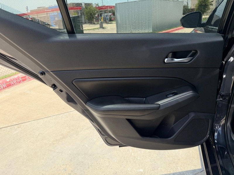 Nissan Altima Vehicle Full-screen Gallery Image 16