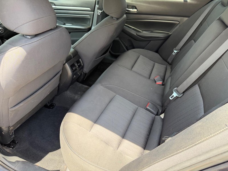 Nissan Altima Vehicle Full-screen Gallery Image 17