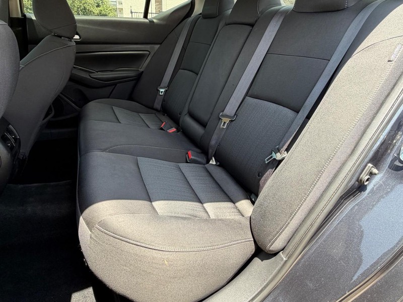 Nissan Altima Vehicle Full-screen Gallery Image 18