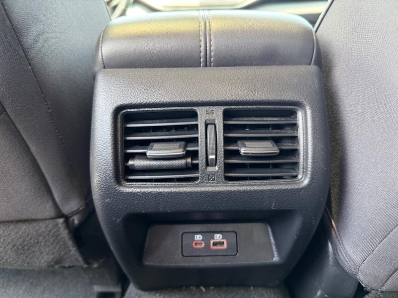 Nissan Altima Vehicle Full-screen Gallery Image 19