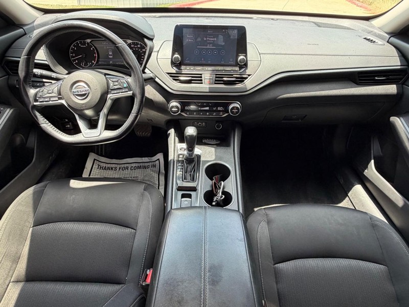 Nissan Altima Vehicle Full-screen Gallery Image 20