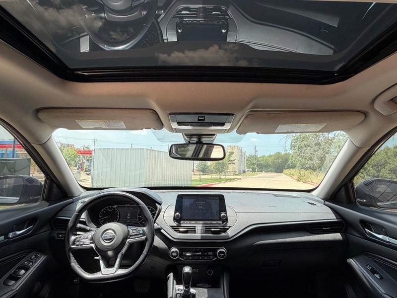 Nissan Altima Vehicle Full-screen Gallery Image 21