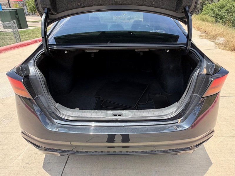 Nissan Altima Vehicle Full-screen Gallery Image 22