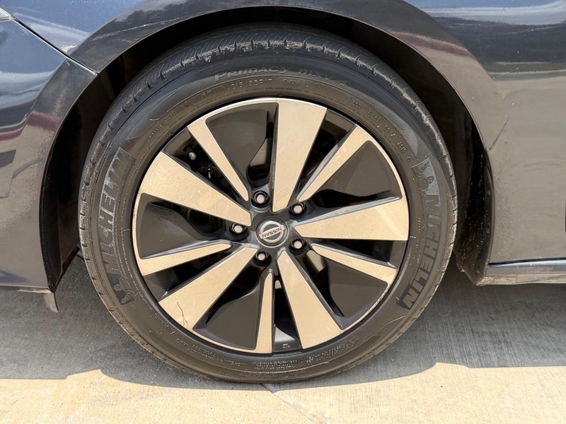 Nissan Altima Vehicle Full-screen Gallery Image 23