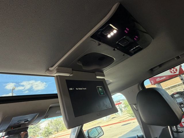 Chevrolet Tahoe Vehicle Full-screen Gallery Image 16