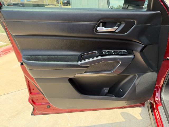 Nissan Pathfinder Vehicle Full-screen Gallery Image 10