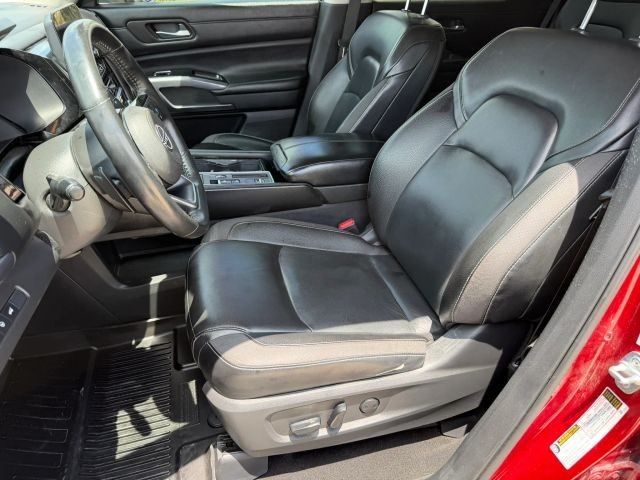 Nissan Pathfinder Vehicle Full-screen Gallery Image 12