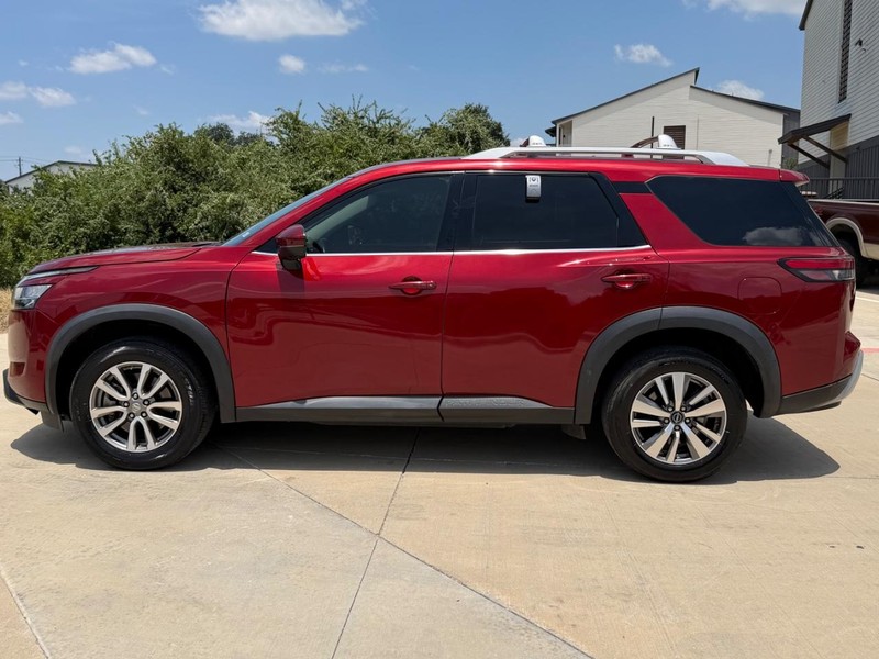 Nissan Pathfinder Vehicle Full-screen Gallery Image 03