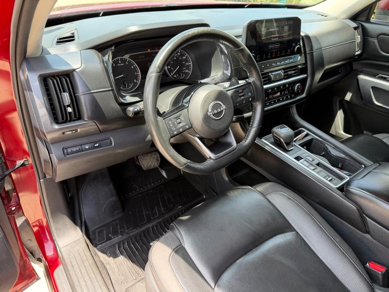 Nissan Pathfinder Vehicle Full-screen Gallery Image 11