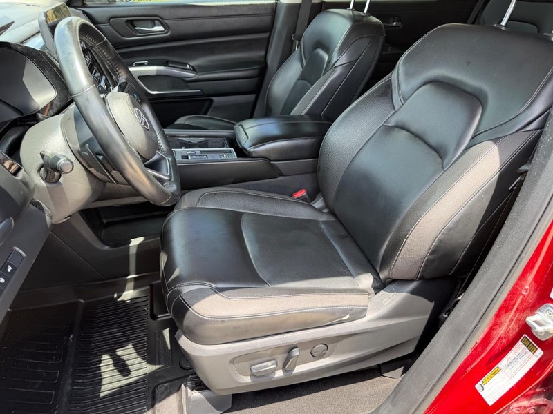 Nissan Pathfinder Vehicle Full-screen Gallery Image 12
