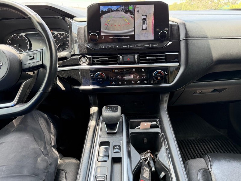 Nissan Pathfinder Vehicle Full-screen Gallery Image 15